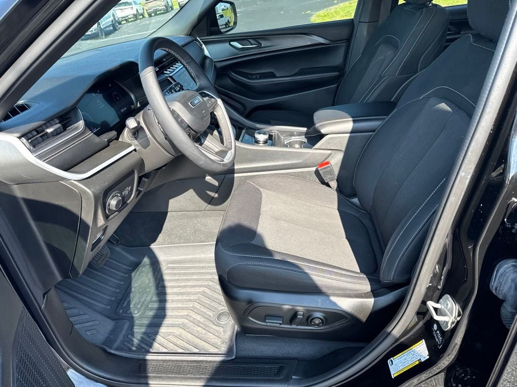 2024 Jeep Grand Cherokee L Laredo 4x2