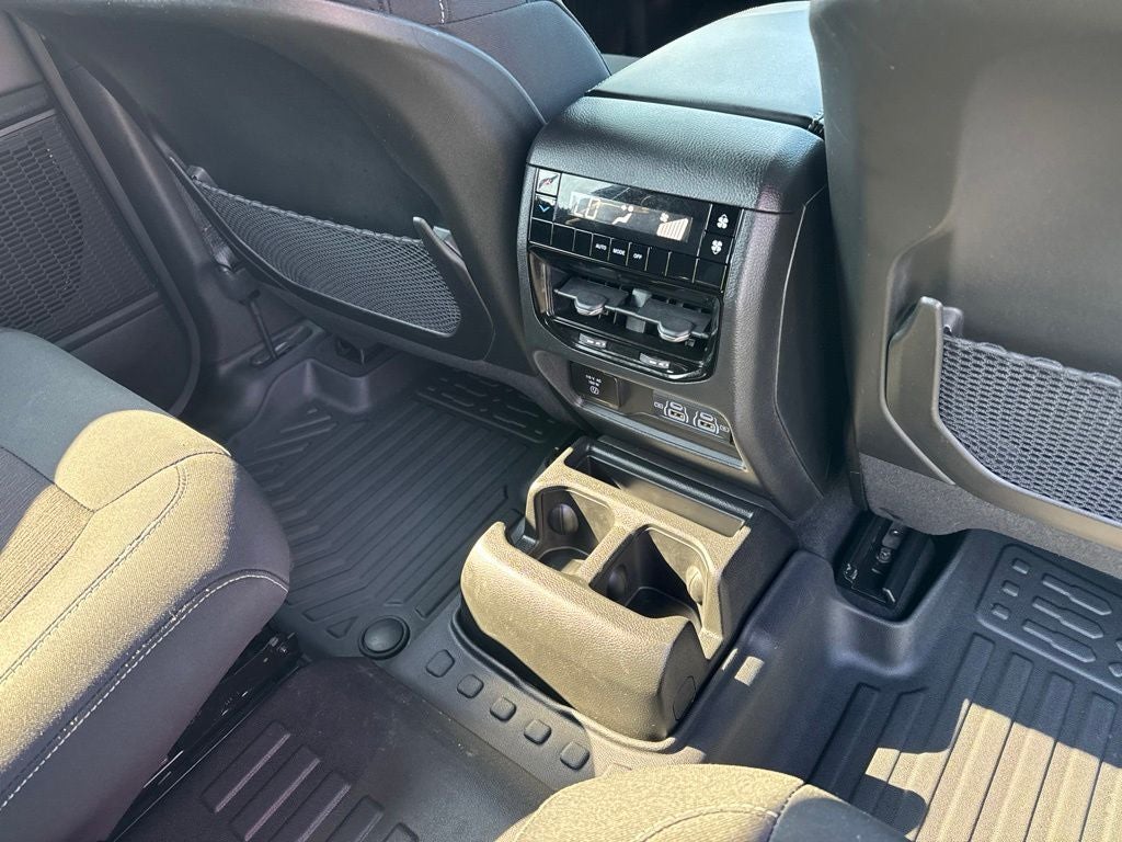 2024 Jeep Grand Cherokee L Laredo 4x2