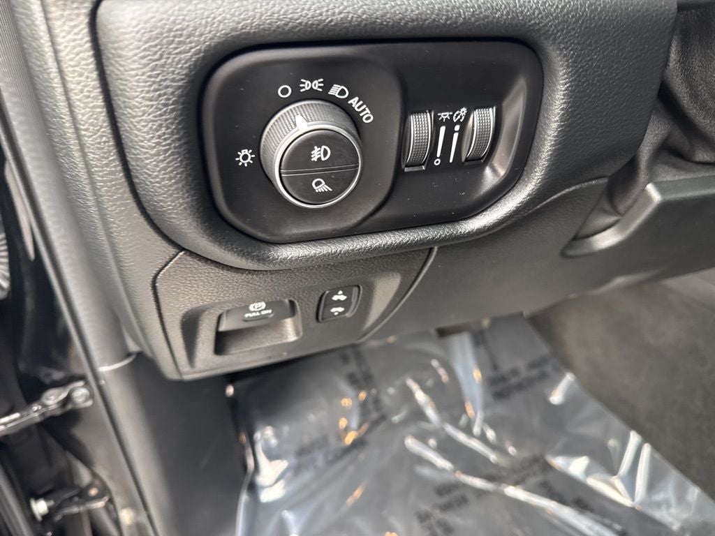 2022 RAM 1500 Laramie Crew Cab 4x4 5'7' Box