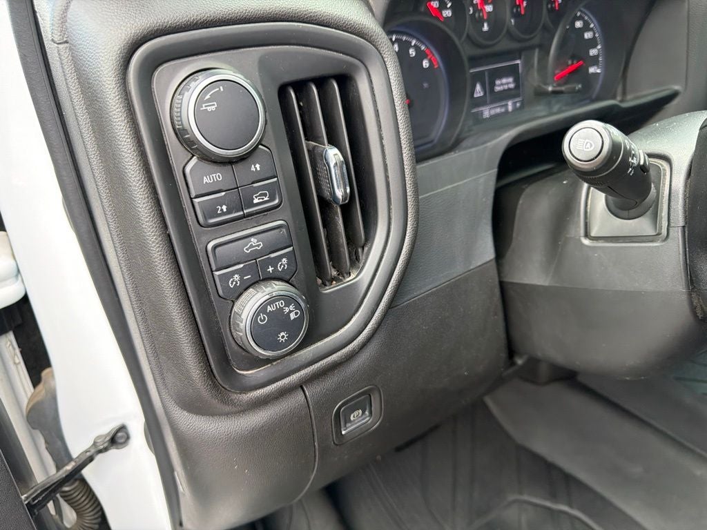 2022 Chevrolet Silverado 1500 4WD Crew Cab Short Bed Custom
