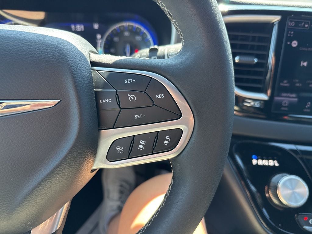 2025 Chrysler Pacifica Select