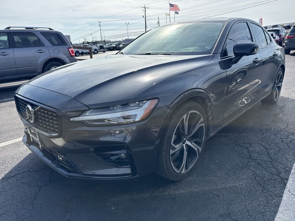 2023 Volvo S60 B5 Plus Dark Theme
