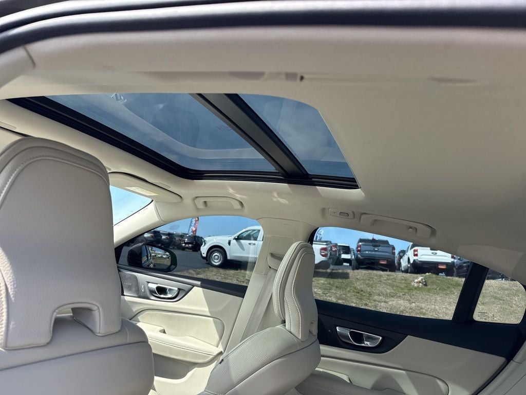 2023 Volvo S60 B5 Plus Dark Theme