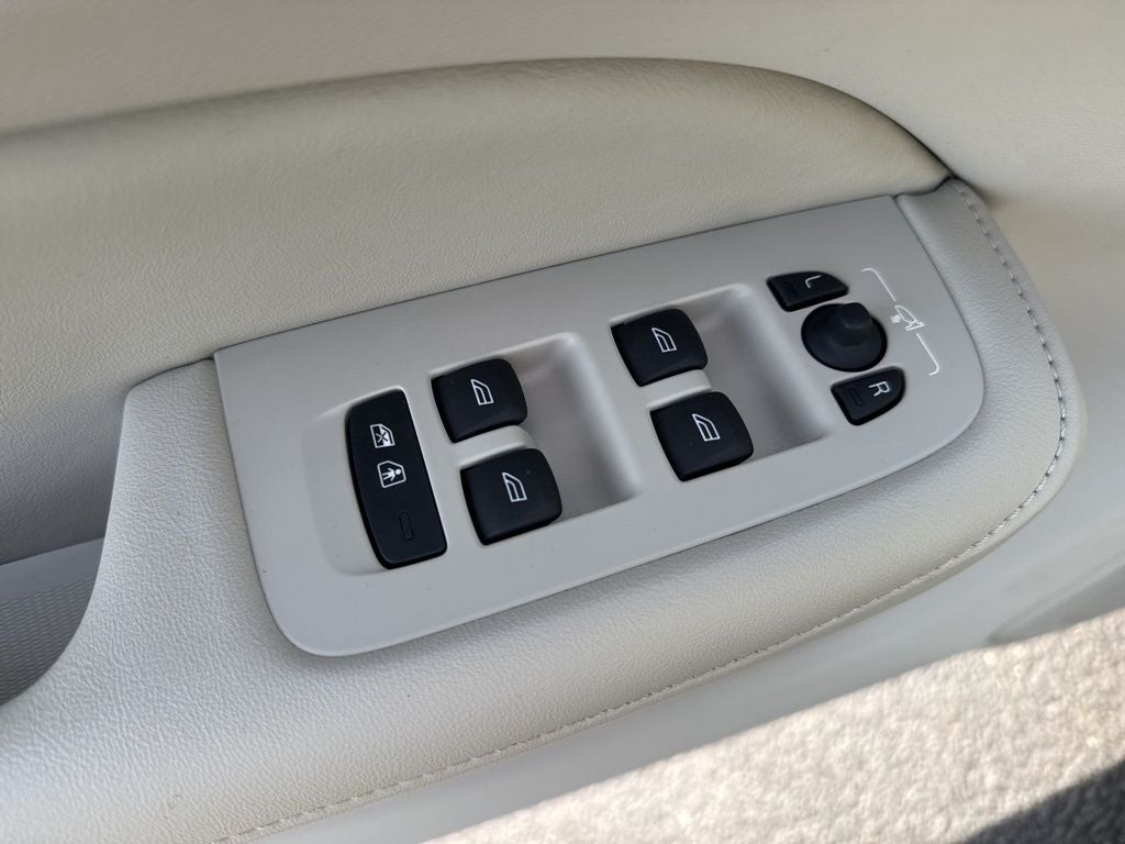 2023 Volvo S60 B5 Plus Dark Theme