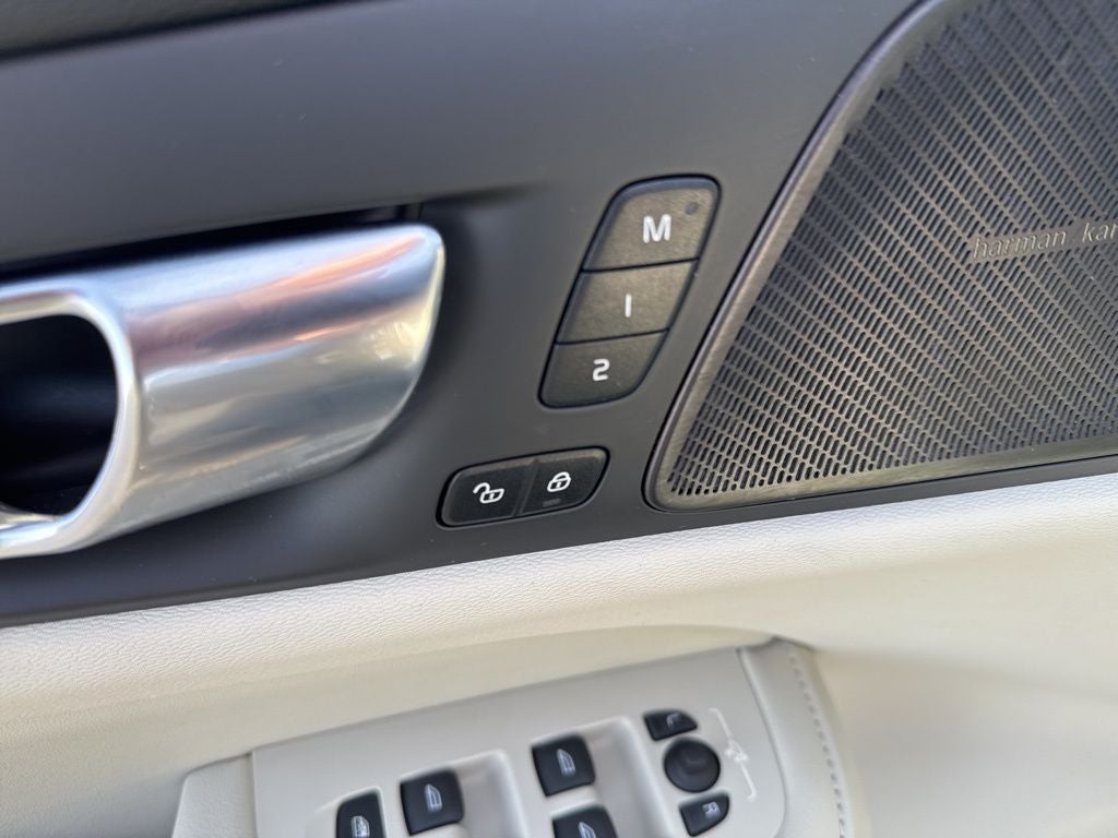 2023 Volvo S60 B5 Plus Dark Theme