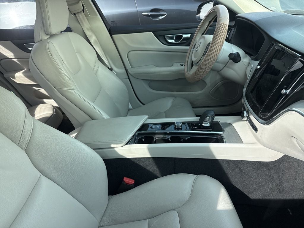 2023 Volvo S60 B5 Plus Dark Theme