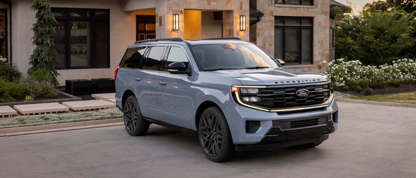 2027Ford-Expedtion-ExteriorParkedInFrontOfHome